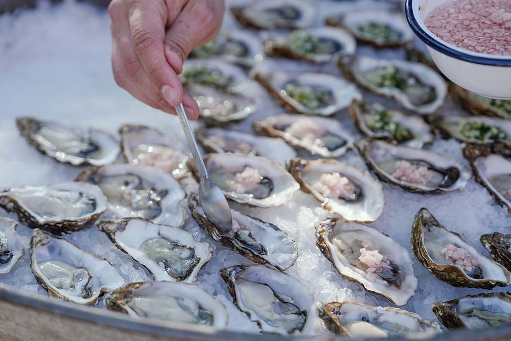 Vores Oyster Club foodtruck serverer friske østers til festen